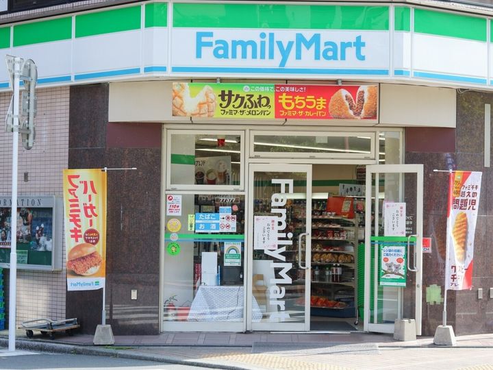 日本を訪れる外国人が「食べずにいられない」と絶賛した、コンビニの人気グルメが注目を集めています。2006年の発売から長年愛される看板商品の魅力と、海外ユーザーの声を紹介します。