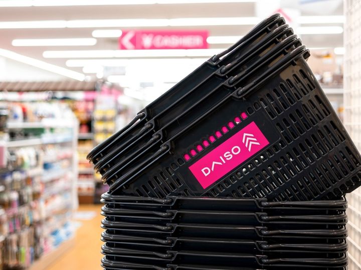 「ダイソー」から発売されている「トレーニングメガネ スリムタイプ」が、ピンホール原理を利用した手軽さで注目を集めています。SNSでも反響を呼んでいる同商品を紹介します。