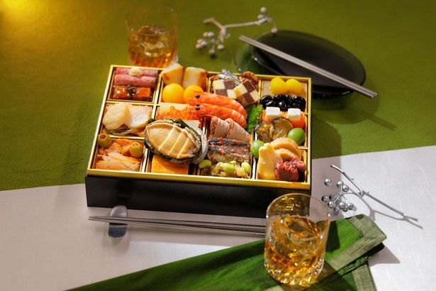 「山崎」の香味と料理の相性を追求した「＜佐々木太一＞監修 和・洋風一段 酔いしれる新春ペアリング重」(3万8000円)
