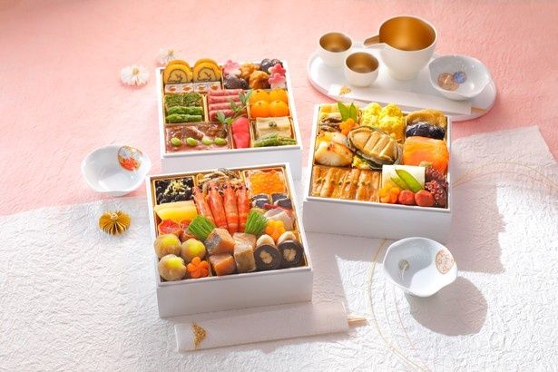 43品もの料理が詰まった「〈大原 千鶴〉監修 口福おせち 未 和風三段」(3万2400円)