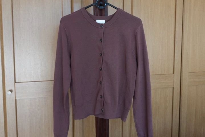 H&Mの1,499円ファインニットカーディガン。ダークブラウンのSサイズをハンガーに掛けた写真