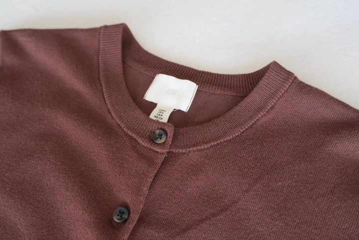 H&Mのファインニットカーディガンのクルーネックとボタン部分のアップ
