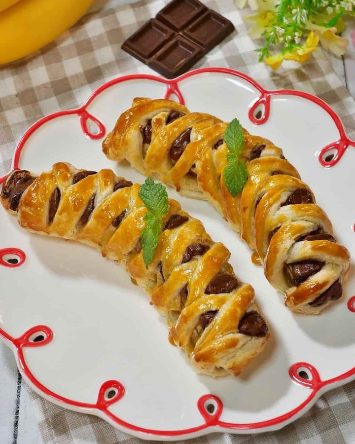 編み込み風に仕上げたチョコバナナロールパイ