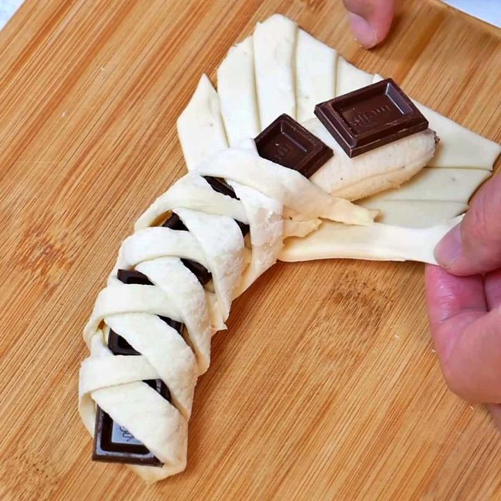 切り込みを入れたパイシートでバナナとチョコレートを包む様