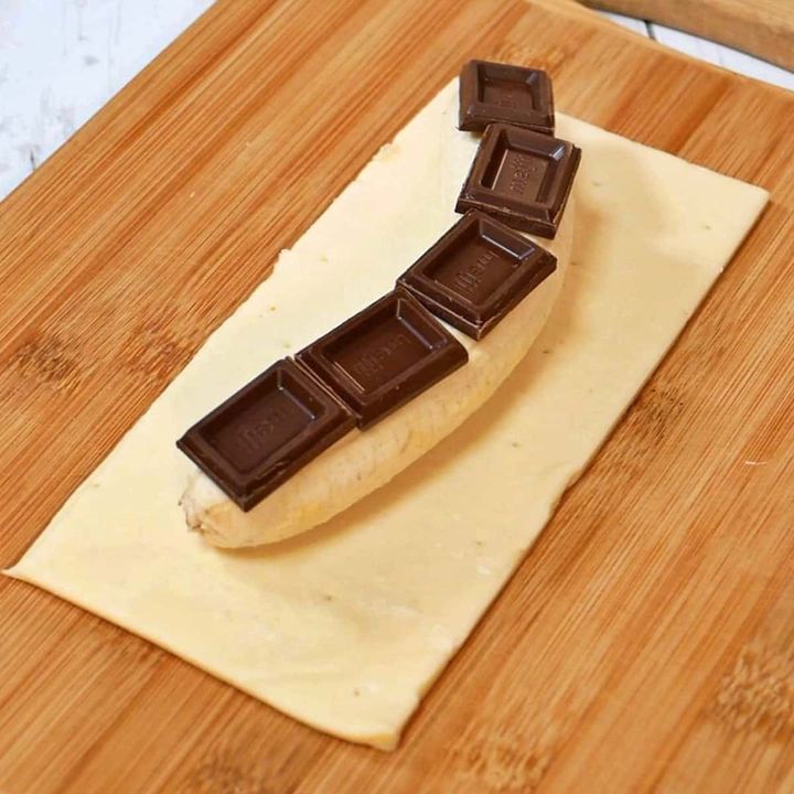 冷凍パイシートにバナナとチョコレートをのせた様子