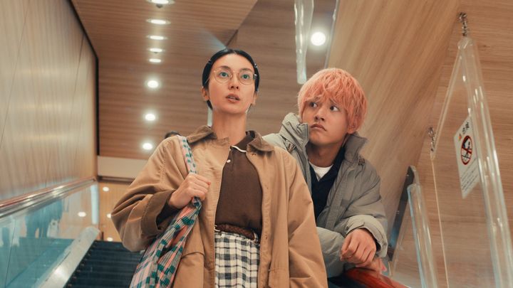 赤楚衛二、ピンク頭のホスト役で柴咲コウと72万円の契約!? 『余命一年、男をかう』新規カットが到着