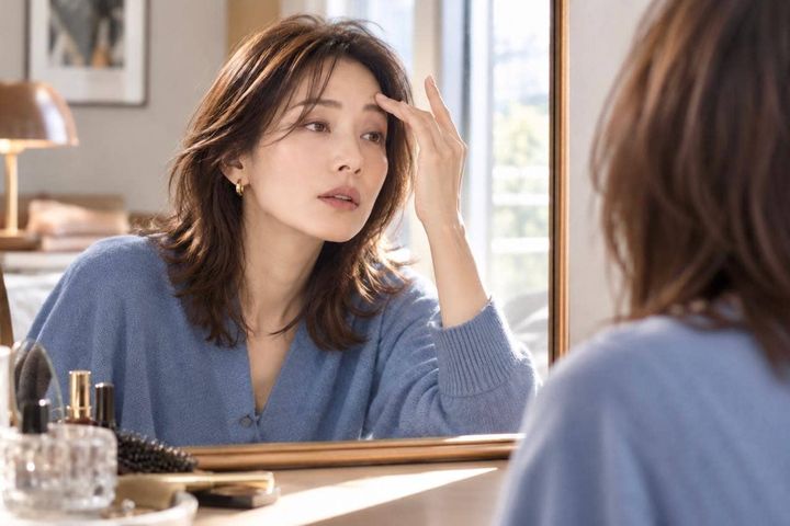 「最近、まぶたが下がって目が小さく見える…」40代以降が気づきたい“老化サイン”