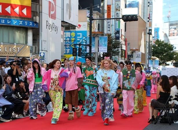 「RE.」ブランドプロデューサーの仲里依紗さんと、モデルの仲れいなさんもレッドカーペットを歩いた