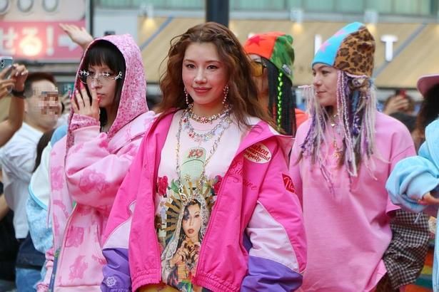 仲里依紗さんが渋谷の路上ランウェイを闊歩した