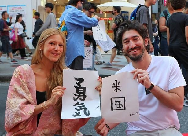 【写真】外国人観光客もレッドカーペットの上で“書道”にトライ！