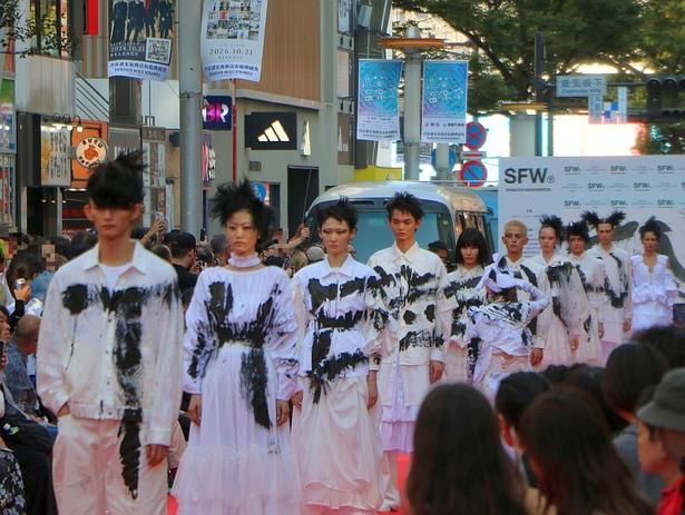 日本が世界に誇る伝統文化“書道“”を特別な演出で見せた