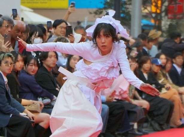 ダンサーのyurinasiaさんが力強くパフォーマンス！