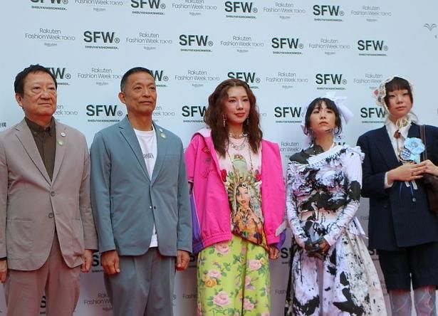 ランウェイショーのあとは渋谷ファッションウィーク実行委員会 実行委員長、渋谷道玄坂商店街振興組合理事長の大西賢治さんと長谷部健渋谷区長も登壇(写真左から)