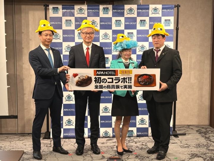 （左から）エターナルホスピタリティジャパン取締役・道下聡さん、エターナルホスピタリティグループ代表取締役社長CEO・大倉忠司さん、アパホテル代表取締役社長・元谷芙美子さん、アパホテル代表取締役専務の元谷拓さん
