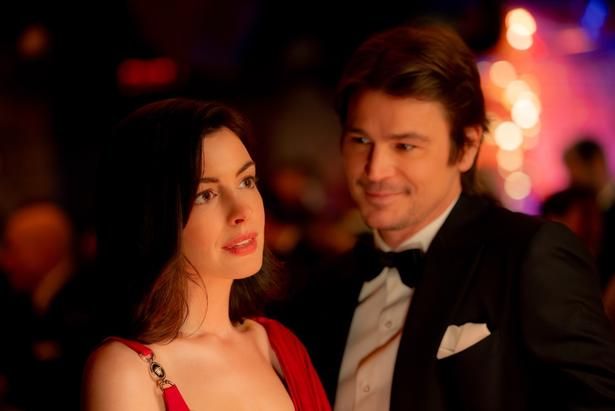 アン・ハサウェイ主演、ダコタ・ジョンソンとジョシュ・ハートネットが共演する映画『ヴェリティ／真実』
