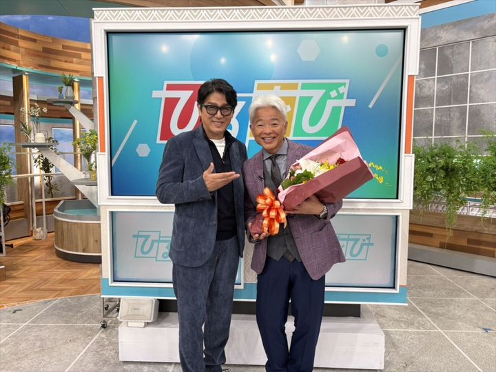 『ひるおび』放送4500回のお祝いをする高橋克典、MC・恵俊彰 （C）TBS width=