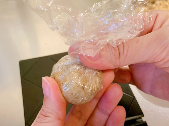 栗きんとんを作る様子。栗を茶巾絞り。