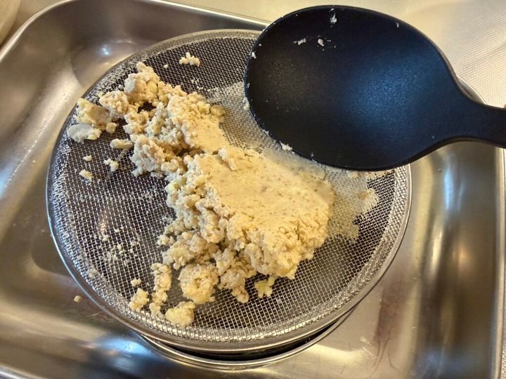 蒸した栗を裏ごしする様子