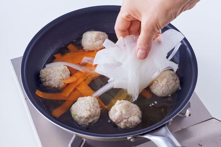 鶏つくねと薄切り大根のあっさり煮