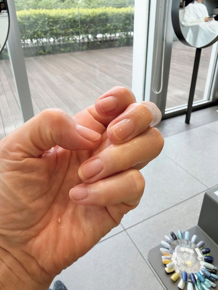 垢抜けたプロのお手入れあとの手。