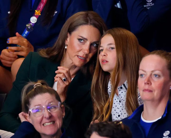 ネットボールの試合を観戦するキャサリン皇太子妃とシャーロット王女(2026年8月1日、グラスゴー)