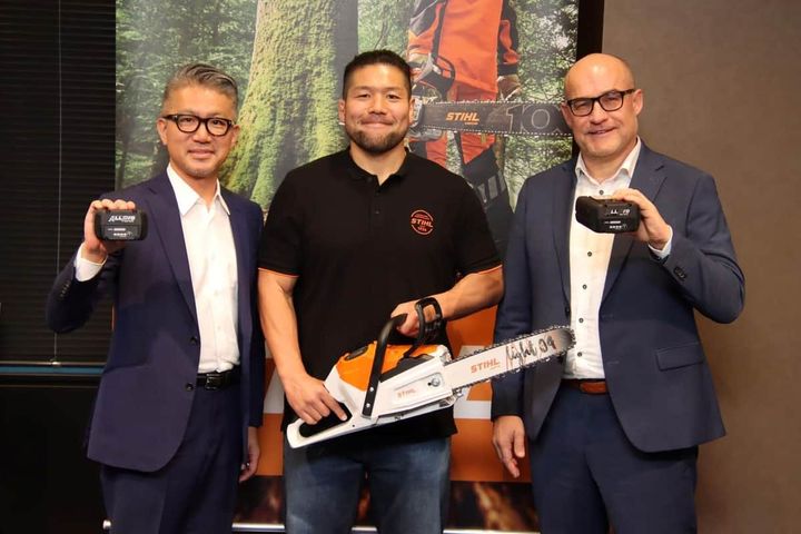 畠山健介さんを中央に、写真左はスチール代表取締役社長・中山健太郎氏、右はSTIHLグローバル営業統括上級副社長のウェンデリン・ガンター氏