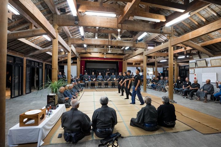 集落内の集会場で行われるリハーサル「フクミ」