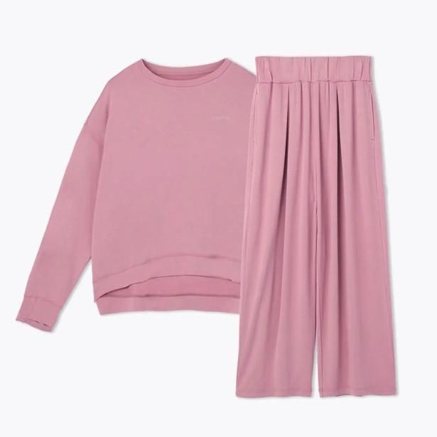 ニーズに応えたシルエットに。スタイルをよく見せる短丈トップス＆フレアパンツ