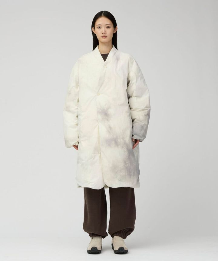 2026年秋冬に新たに登場する「Shibori Dyeing Down」シリーズは、ジャケットとコートの2型を展開。表地に日本の伝統的な染色技法「絞り染め」を施している。