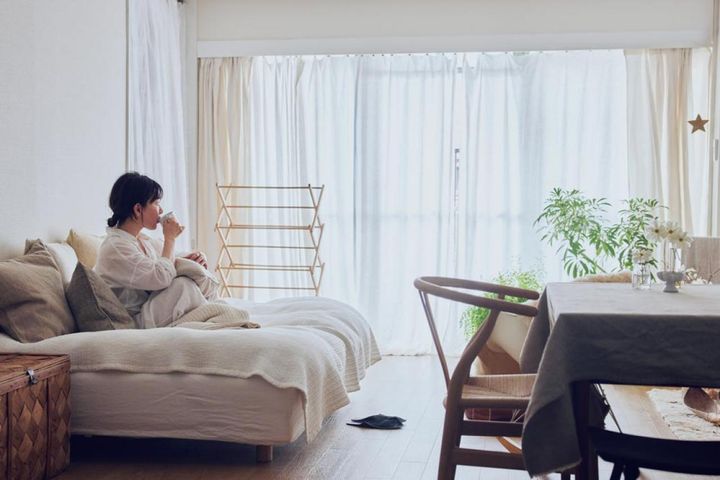 ベッドの奥に置いてある木製の物干しスタンドは、寝るときにクッション置き場として活用しているのだそう。ワンルームをコーナーで分けて上手にスペースを使っている冨澤ん。テーブルの奥には、本を読んだりするときに腰かけるロッキングチェアが。