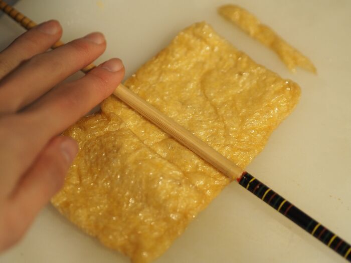 『油揚げ』に肉だねを詰めて！揚げずに焼くだけ「メンチカツ風」がボリューム満点♪