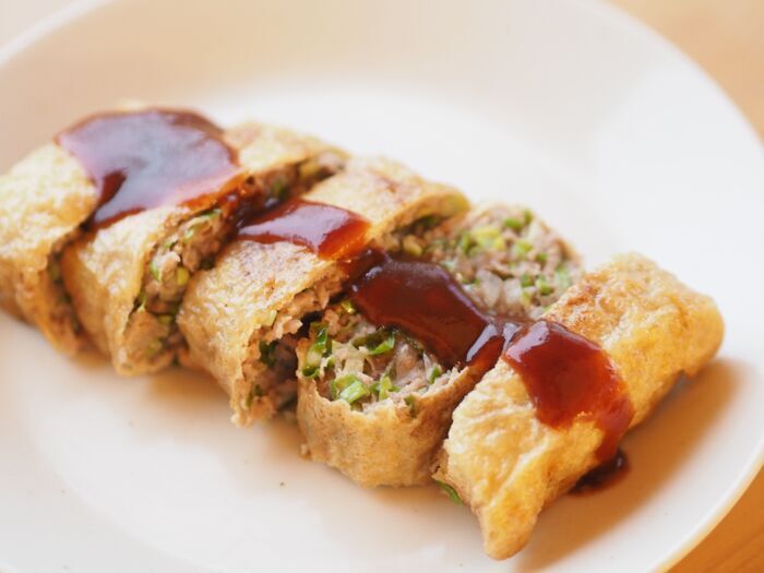 『油揚げ』に肉だねを詰めて！揚げずに焼くだけ「メンチカツ風」がボリューム満点♪
