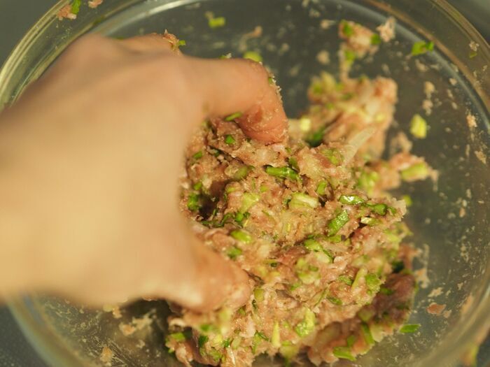『油揚げ』に肉だねを詰めて！揚げずに焼くだけ「メンチカツ風」がボリューム満点♪