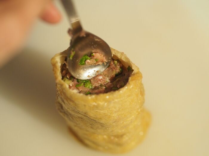 『油揚げ』に肉だねを詰めて！揚げずに焼くだけ「メンチカツ風」がボリューム満点♪