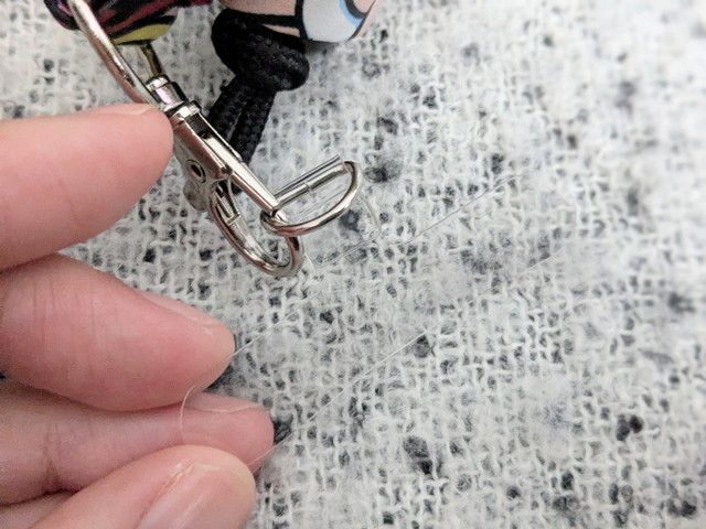 ナスカンに取り付けた透明のストラップホルダーのアップ
