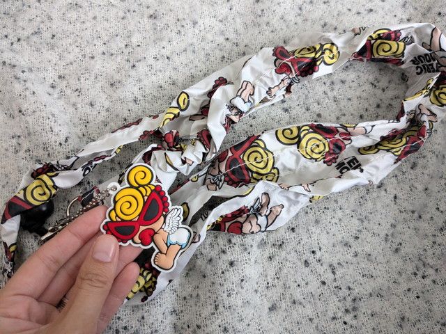 WHITE ver.のショルダーストラップと手に持ったラバーチャーム