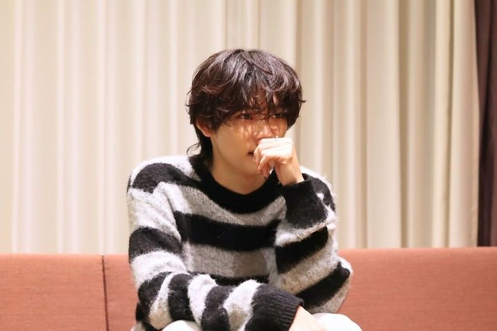 「デビューから約6年間、クリーンな姿を見せることが正義だと思ってきた」と語る彼が、あえて削ぎ落としてきた葛藤やノイズと向き合う。今の本音をまっすぐに見つめる、ストイックで真剣な表情。
