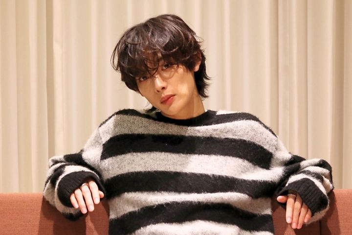 「その日の気分や感情の揺れに寄り添えたら」と語る優しい眼差し。聴く人の日常をそっと彩るような、温もりとリラックス感に満ちたひとコマ。
