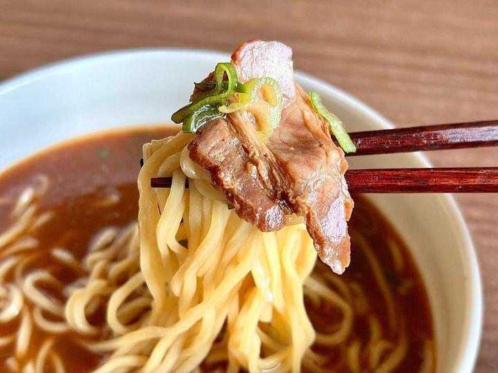 ドラッグストア コスモス：ちょこっとチャーシュー入り 醤油豚骨ラーメン