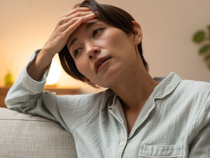 【大学教授が解説】「寝つきが悪いから少しだけ」と寝る前の一杯を習慣にしていませんか？ 実はレム睡眠の時間が短くなり、将来の認知症リスクを上げてしまうかもしれません。分かりやすく解説します。（※画像：Shutterstock.com）