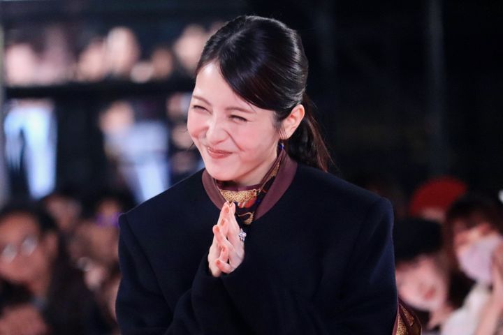 浜辺美波 映画『ゴジラ-0.0』銀座カーペットアライバルに登壇した浜辺美波 クランクイン！ width=