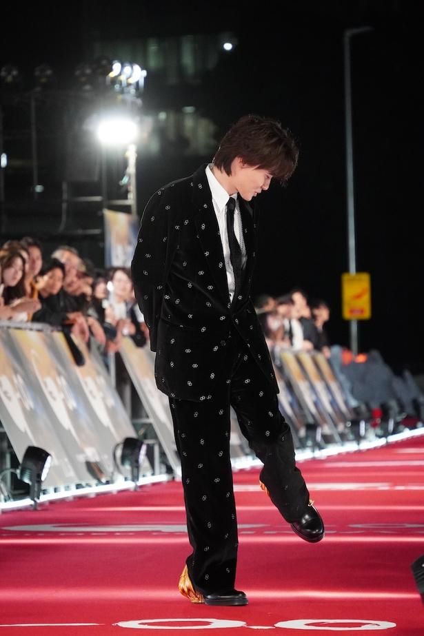 神木隆之介、特製シューズでレッドカーペットを闊歩！