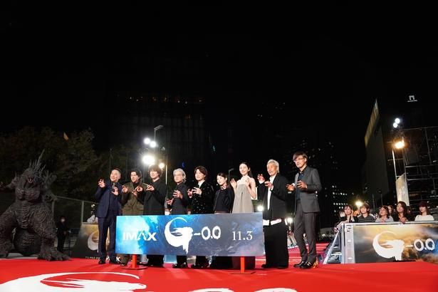 2メートルを超えるゴジラ像と共にフォトセッション