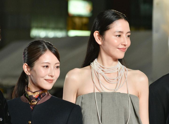 映画『ゴジラ-0.0』銀座カーペットアライバルに登場した（左から）浜辺美波、長澤まさみ クランクイン！ width=