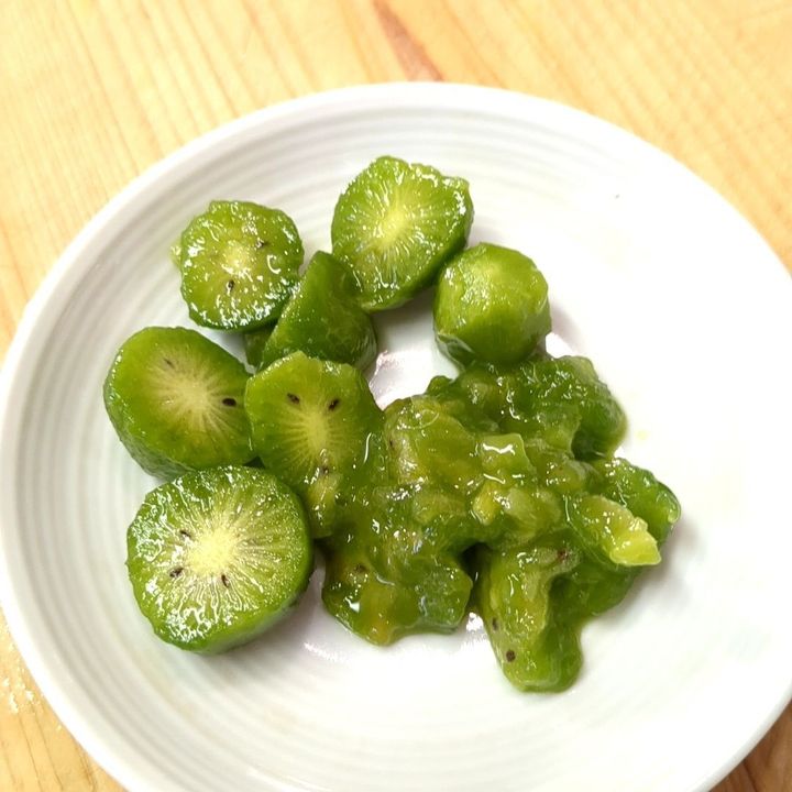 【小さな山暮らし】まるでミニキウイ！サルナシの実を食べてみた