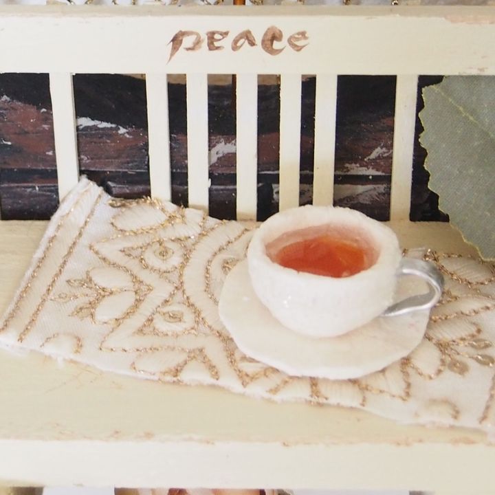 紅茶の入った感じを出すためにレジンを使っています