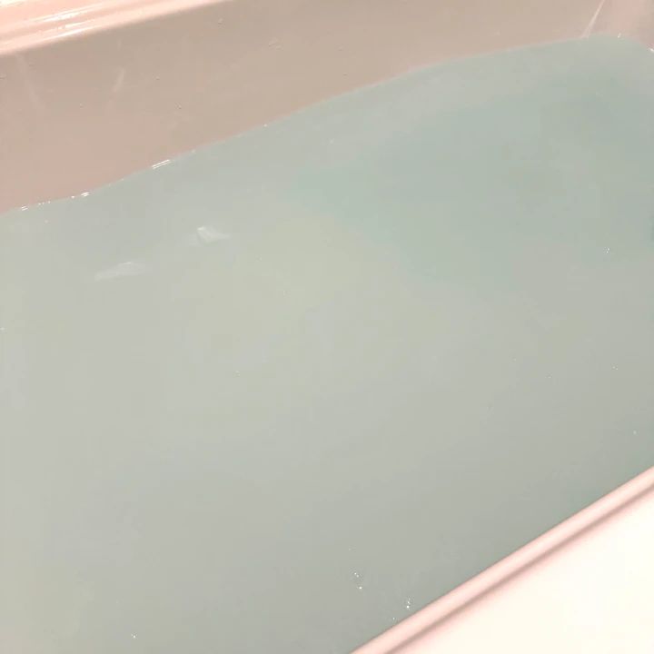 入浴剤投入後の水
