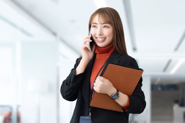 電話をする女性
