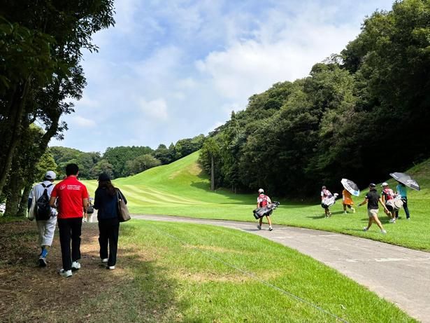 選手と並走して次のホールへ向かう