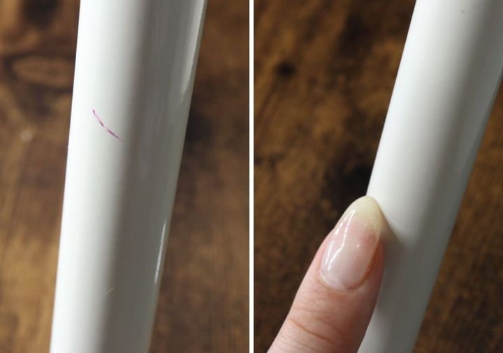 左はピンク色の汚れが付いた椅子の脚、右は汚れが完全に落ちた状態の椅子の脚の比較